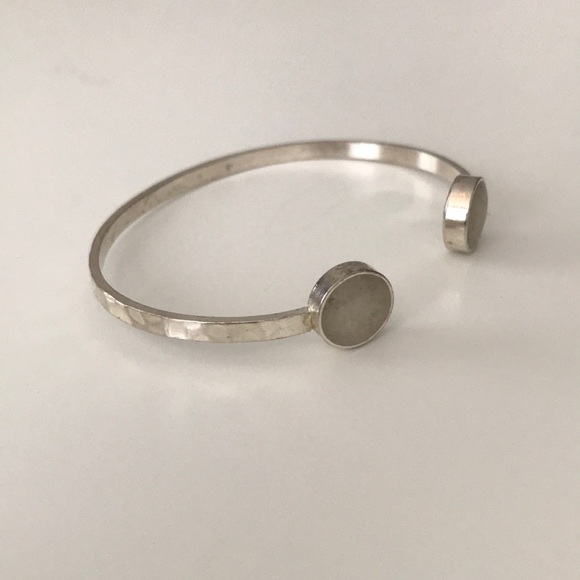 Hammered silver cuff bracelet with stone detail. - Picture 3 of 4